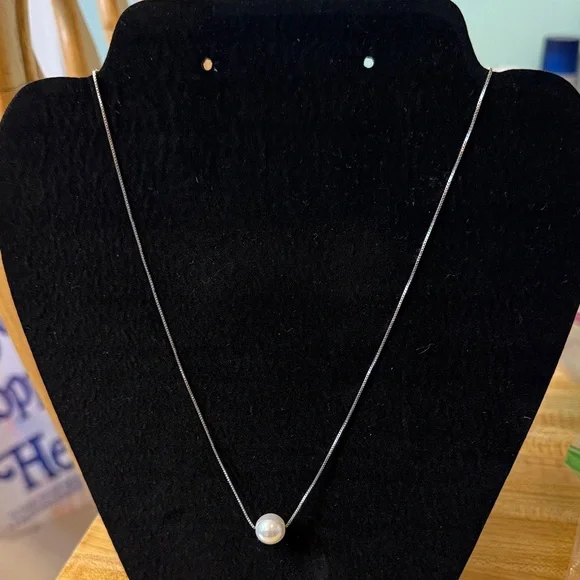 Elegant Silver Tone Pearl Necklace - Picture 1 of 6